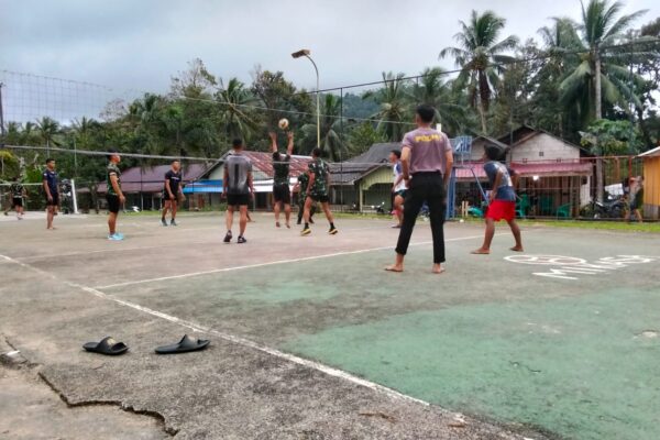Di Tengah TMMD Personil Melakasanakan Giat Komsos Olah Raga bersama Bersama Rakyat