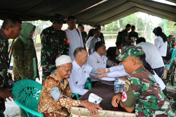 Wakil dan Satgas TMMD Kodim 0318/Natuna Pantau Pengobatan Masal Gratis