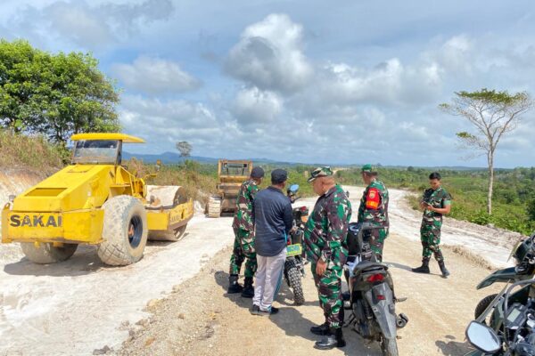 Dampingi Kasrem, Pasiter Natuna Pasiter Lettu Erik Sinurat Pantau Pekerjaan Pembukaan Jalan