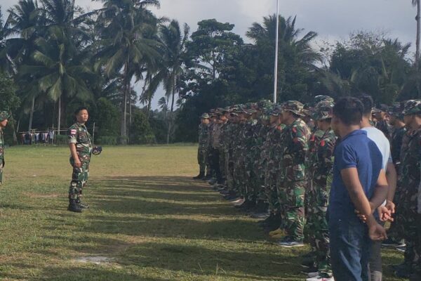 Semangat Sukseskan TMMD, Pasiter Kodim 0318/Natuna Lettu Erik Sinurat Pimpin Apel Cek Pasukan