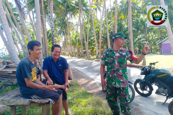 Babinsa Desa Batu Belanak Lakukan Komsos untuk Jalin Keakraban dengan Warga Binaan
