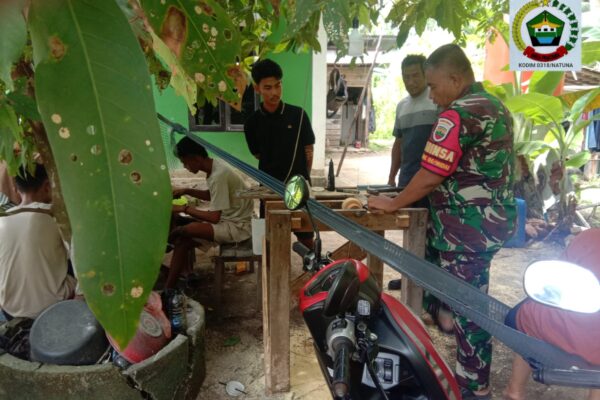 Babinsa Desa Air Putih Laksanakan Komsos dengan Warga yang Membuat Gasing